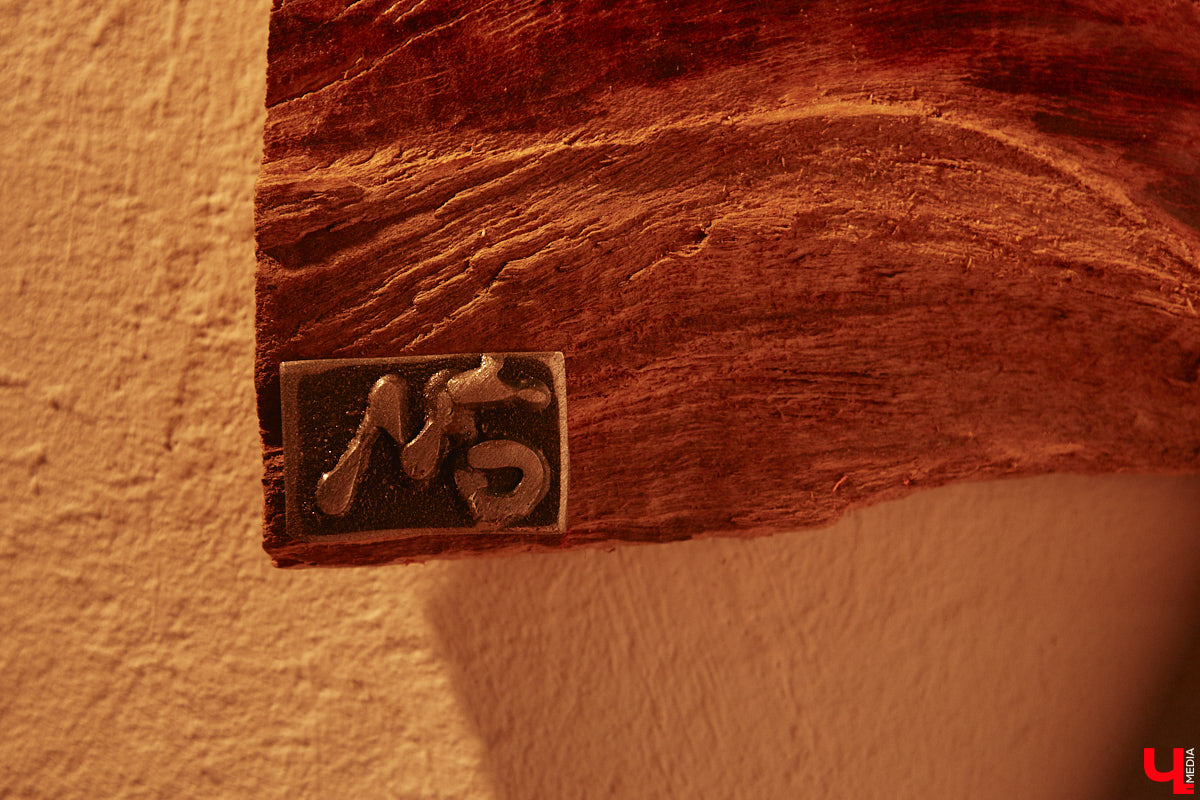 Красота осеннего леса вдохновила владимирского скульптора Михаила Блинова на цикл новых работ. Картину волшебной природы мастер воссоздал с помощью дерева, металла и стали. Наше издание первым увидело удивительные панно в мастерской художника.