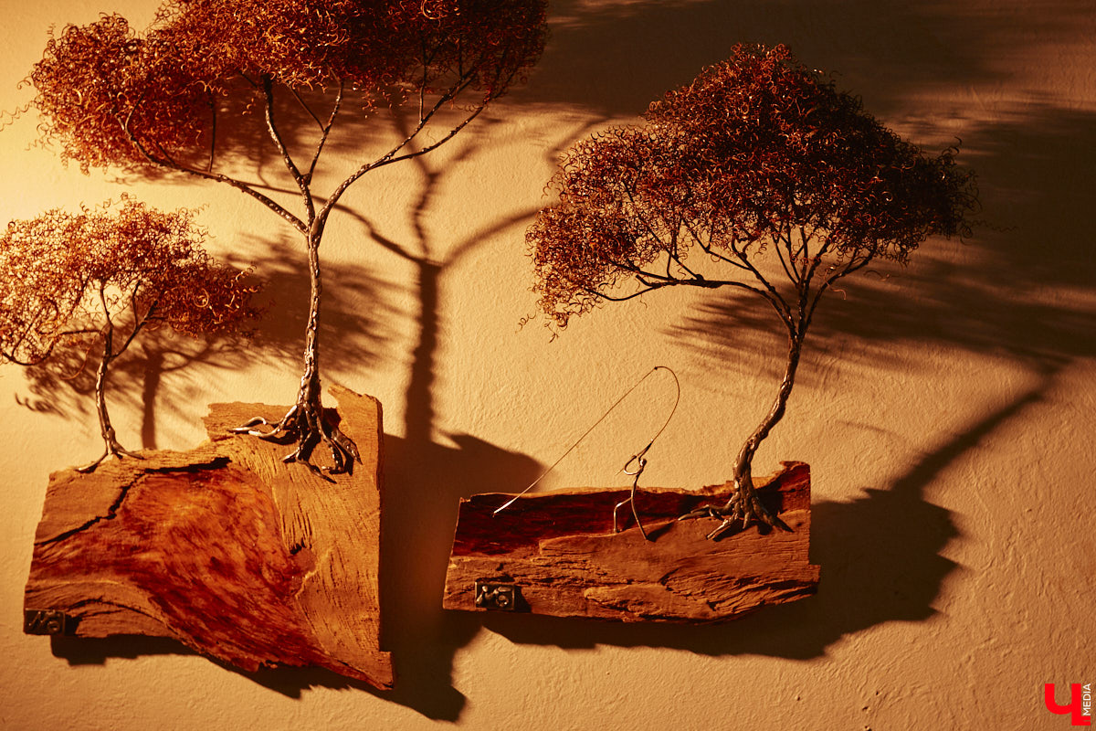 Красота осеннего леса вдохновила владимирского скульптора Михаила Блинова на цикл новых работ. Картину волшебной природы мастер воссоздал с помощью дерева, металла и стали. Наше издание первым увидело удивительные панно в мастерской художника.