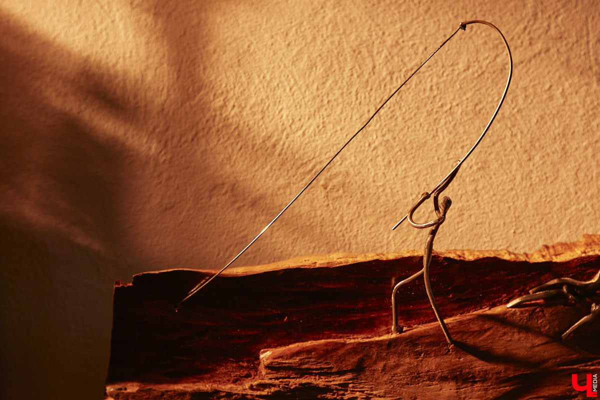 Красота осеннего леса вдохновила владимирского скульптора Михаила Блинова на цикл новых работ. Картину волшебной природы мастер воссоздал с помощью дерева, металла и стали. Наше издание первым увидело удивительные панно в мастерской художника.