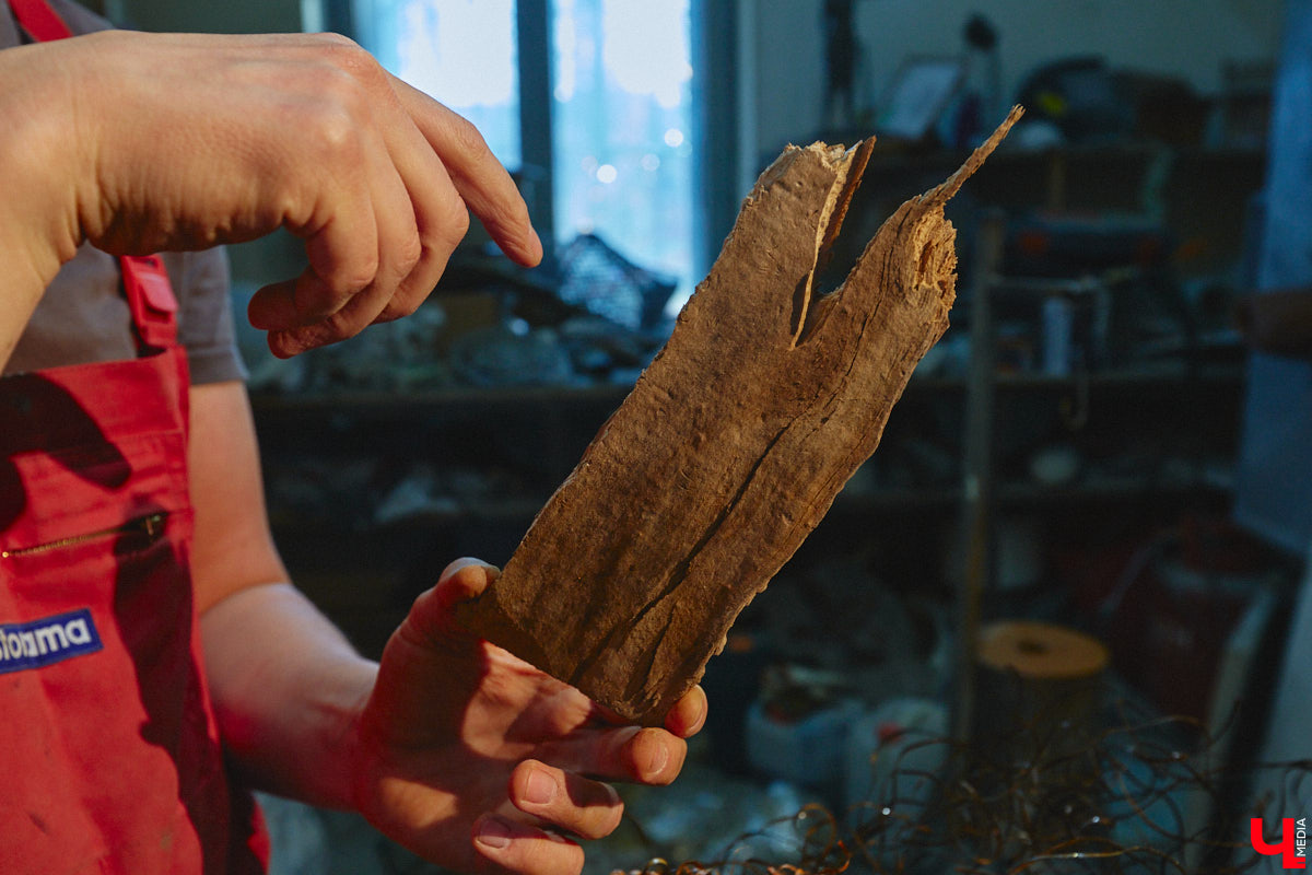 Красота осеннего леса вдохновила владимирского скульптора Михаила Блинова на цикл новых работ. Картину волшебной природы мастер воссоздал с помощью дерева, металла и стали. Наше издание первым увидело удивительные панно в мастерской художника.