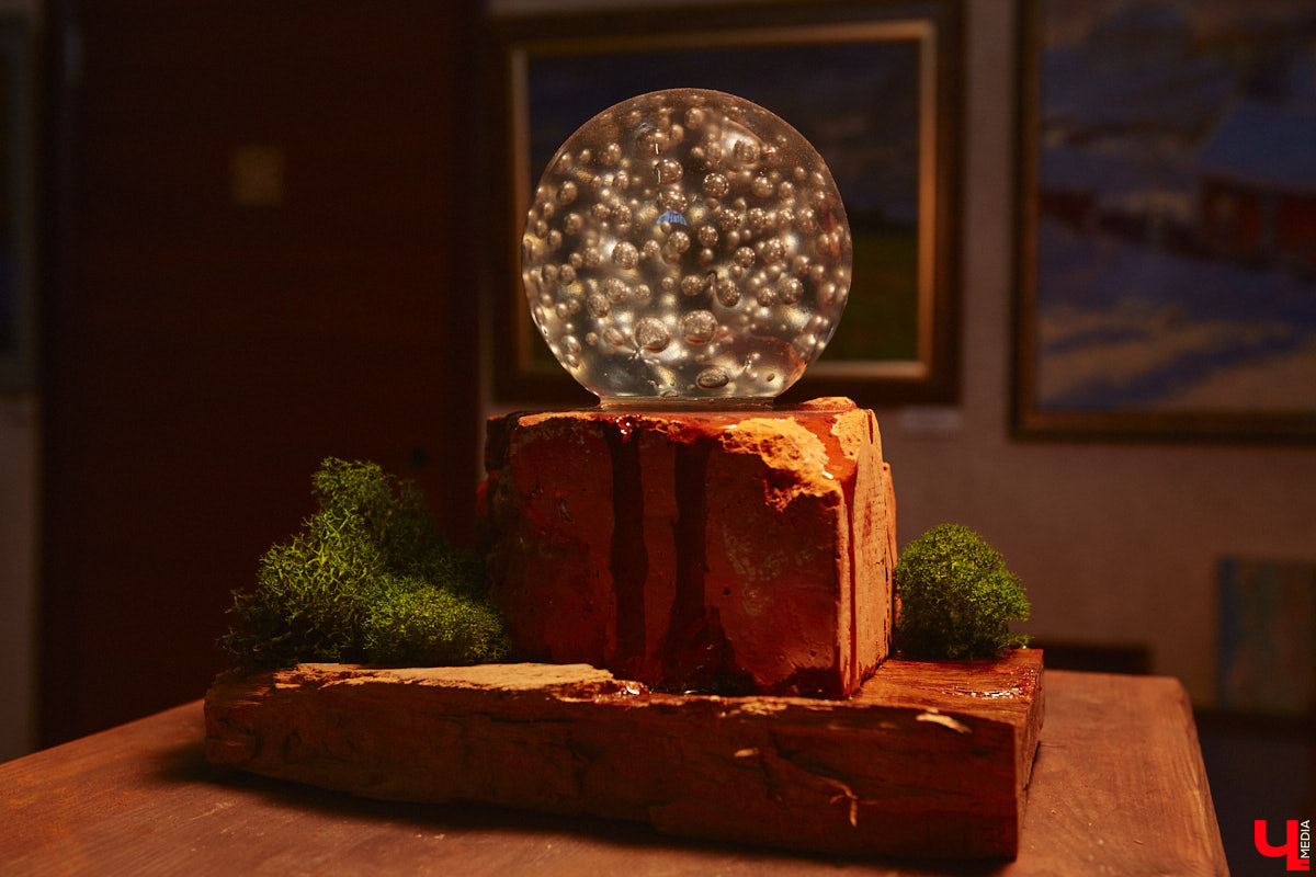 Красота осеннего леса вдохновила владимирского скульптора Михаила Блинова на цикл новых работ. Картину волшебной природы мастер воссоздал с помощью дерева, металла и стали. Наше издание первым увидело удивительные панно в мастерской художника.