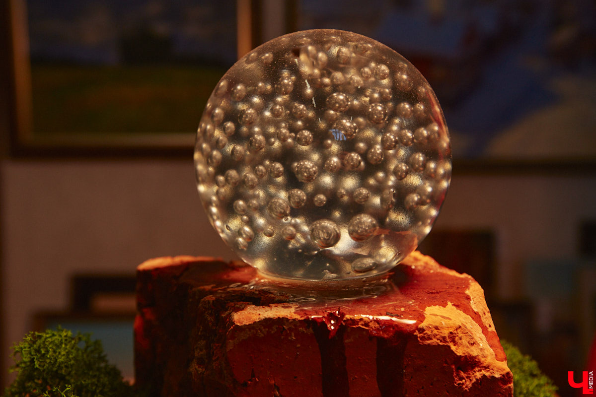 Красота осеннего леса вдохновила владимирского скульптора Михаила Блинова на цикл новых работ. Картину волшебной природы мастер воссоздал с помощью дерева, металла и стали. Наше издание первым увидело удивительные панно в мастерской художника.