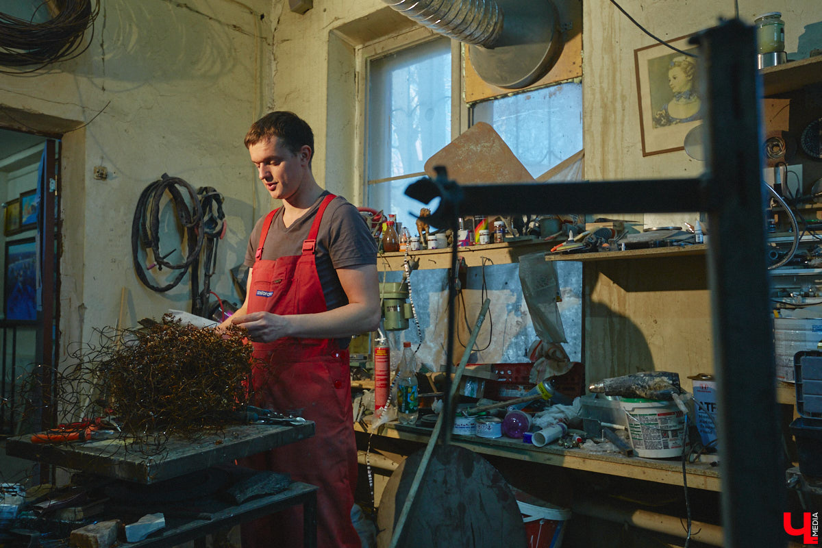 Красота осеннего леса вдохновила владимирского скульптора Михаила Блинова на цикл новых работ. Картину волшебной природы мастер воссоздал с помощью дерева, металла и стали. Наше издание первым увидело удивительные панно в мастерской художника.