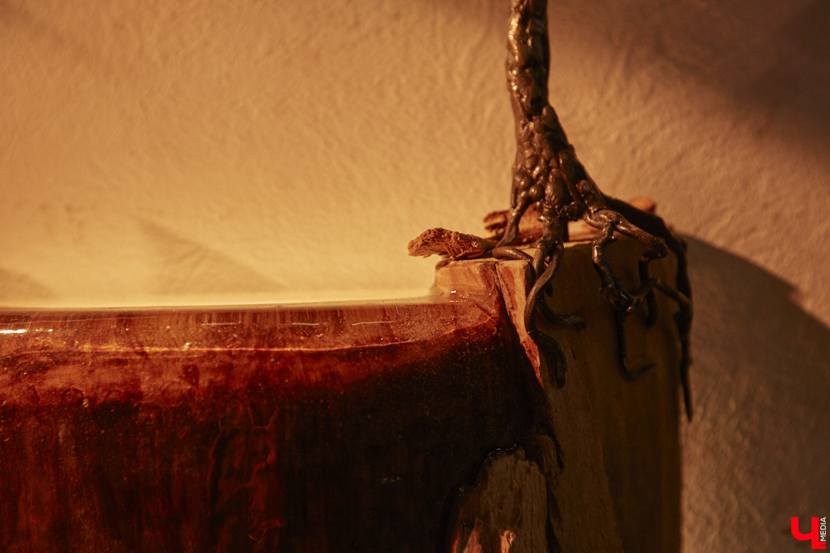 Красота осеннего леса вдохновила владимирского скульптора Михаила Блинова на цикл новых работ. Картину волшебной природы мастер воссоздал с помощью дерева, металла и стали. Наше издание первым увидело удивительные панно в мастерской художника.