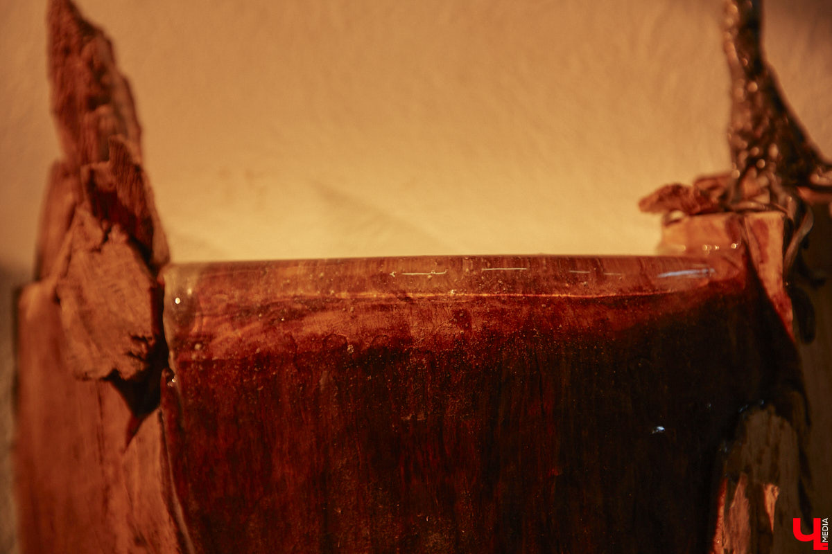 Красота осеннего леса вдохновила владимирского скульптора Михаила Блинова на цикл новых работ. Картину волшебной природы мастер воссоздал с помощью дерева, металла и стали. Наше издание первым увидело удивительные панно в мастерской художника.