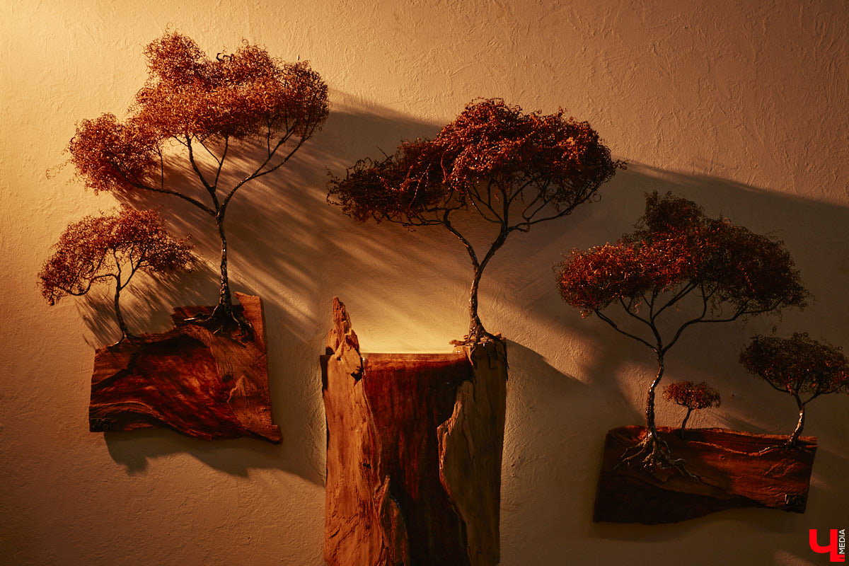 Красота осеннего леса вдохновила владимирского скульптора Михаила Блинова на цикл новых работ. Картину волшебной природы мастер воссоздал с помощью дерева, металла и стали. Наше издание первым увидело удивительные панно в мастерской художника.