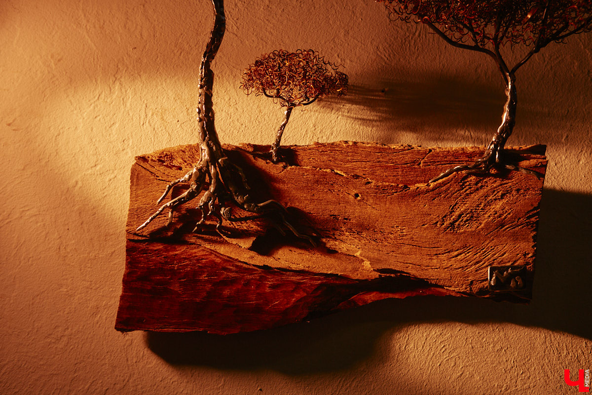 Красота осеннего леса вдохновила владимирского скульптора Михаила Блинова на цикл новых работ. Картину волшебной природы мастер воссоздал с помощью дерева, металла и стали. Наше издание первым увидело удивительные панно в мастерской художника.