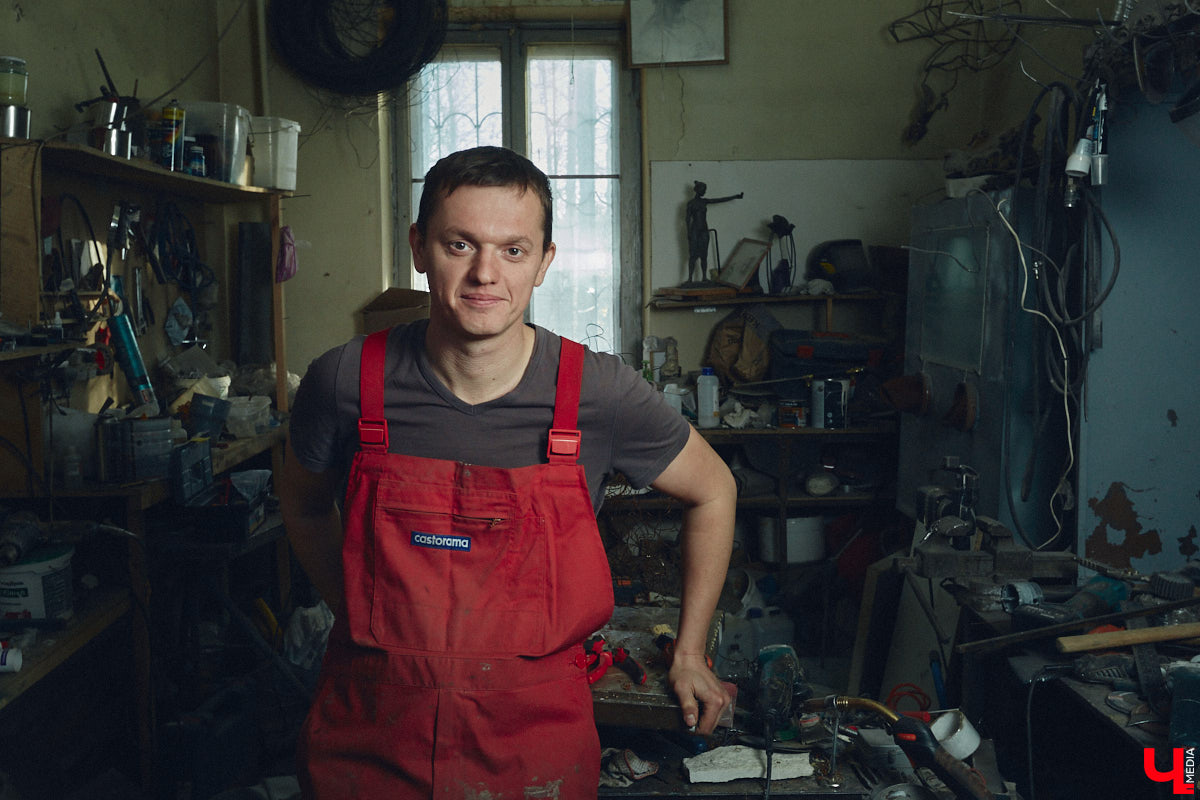 Красота осеннего леса вдохновила владимирского скульптора Михаила Блинова на цикл новых работ. Картину волшебной природы мастер воссоздал с помощью дерева, металла и стали. Наше издание первым увидело удивительные панно в мастерской художника.