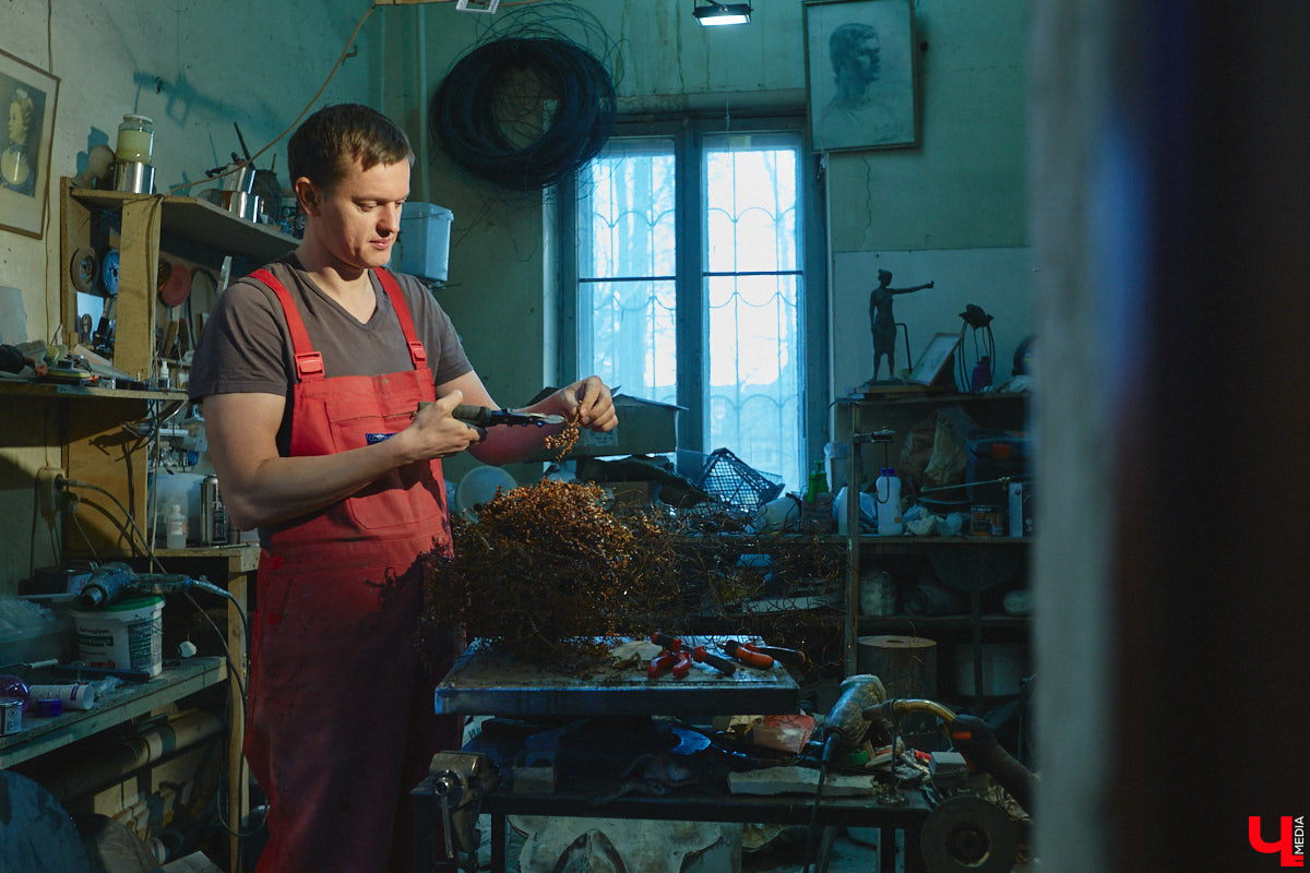 Красота осеннего леса вдохновила владимирского скульптора Михаила Блинова на цикл новых работ. Картину волшебной природы мастер воссоздал с помощью дерева, металла и стали. Наше издание первым увидело удивительные панно в мастерской художника.