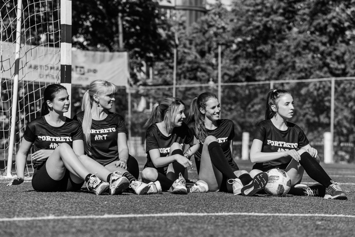 Яркие девушки бегут по футбольному полю: одна из них ловко ловит мяч в полёте, другая с очень серьёзным видом стоит на воротах… А мужчины, судя по невесёлым лицам, проиграли. Стоп, какие мужчины? Разве правила позволяют?.. Действительно, самые настоящие футболисты сразились в игре с владимирскими моделями.