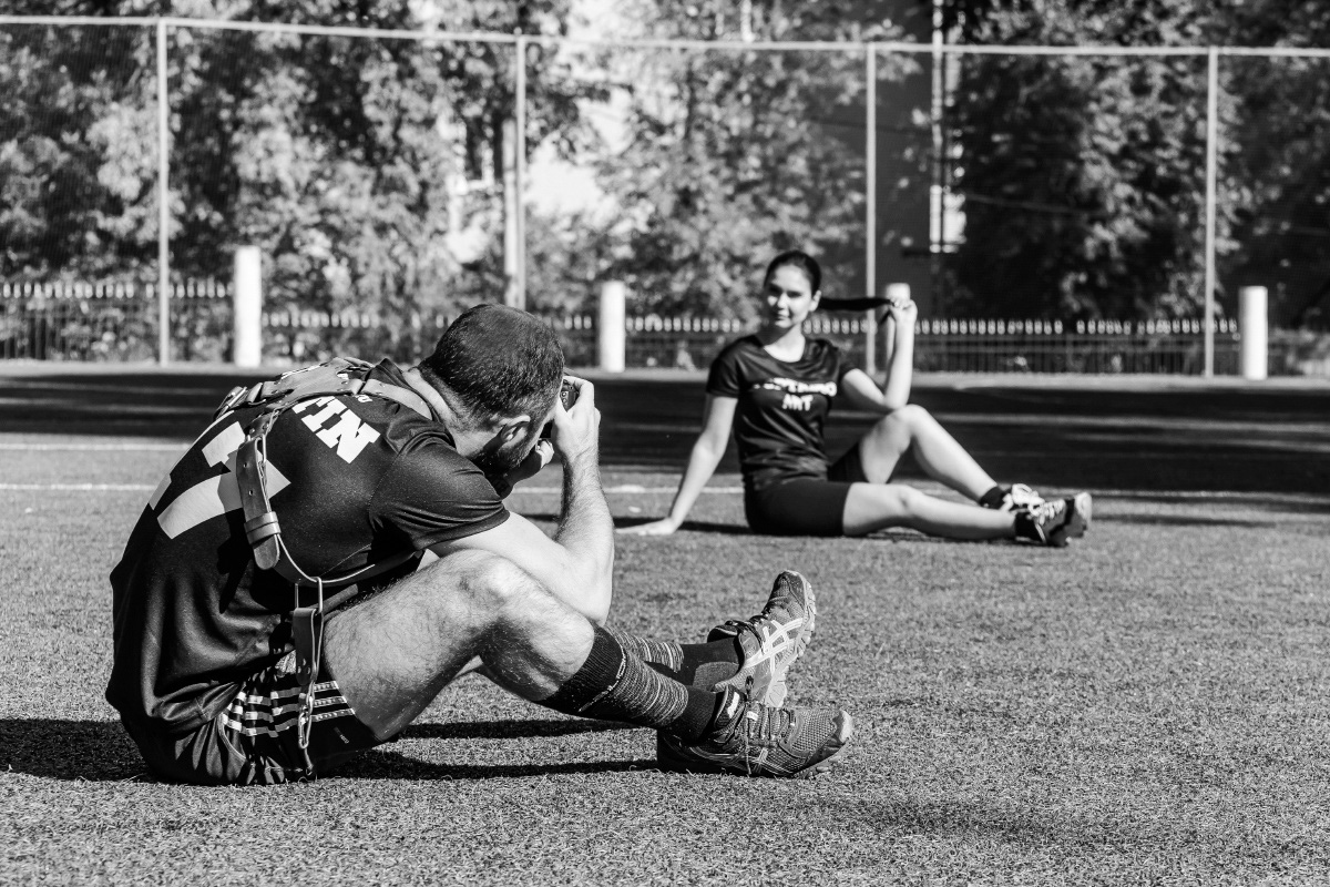 Яркие девушки бегут по футбольному полю: одна из них ловко ловит мяч в полёте, другая с очень серьёзным видом стоит на воротах… А мужчины, судя по невесёлым лицам, проиграли. Стоп, какие мужчины? Разве правила позволяют?.. Действительно, самые настоящие футболисты сразились в игре с владимирскими моделями.