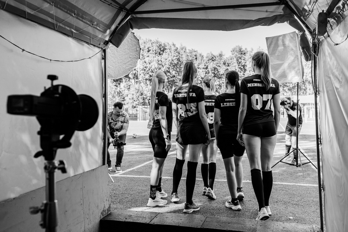 Яркие девушки бегут по футбольному полю: одна из них ловко ловит мяч в полёте, другая с очень серьёзным видом стоит на воротах… А мужчины, судя по невесёлым лицам, проиграли. Стоп, какие мужчины? Разве правила позволяют?.. Действительно, самые настоящие футболисты сразились в игре с владимирскими моделями.