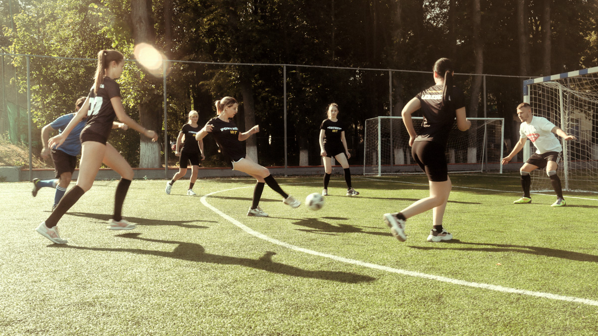 Яркие девушки бегут по футбольному полю: одна из них ловко ловит мяч в полёте, другая с очень серьёзным видом стоит на воротах… А мужчины, судя по невесёлым лицам, проиграли. Стоп, какие мужчины? Разве правила позволяют?.. Действительно, самые настоящие футболисты сразились в игре с владимирскими моделями.