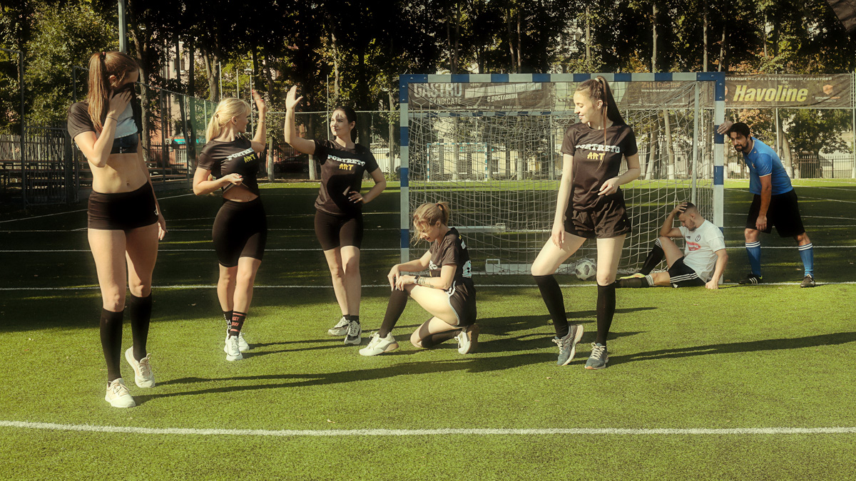 Яркие девушки бегут по футбольному полю: одна из них ловко ловит мяч в полёте, другая с очень серьёзным видом стоит на воротах… А мужчины, судя по невесёлым лицам, проиграли. Стоп, какие мужчины? Разве правила позволяют?.. Действительно, самые настоящие футболисты сразились в игре с владимирскими моделями.