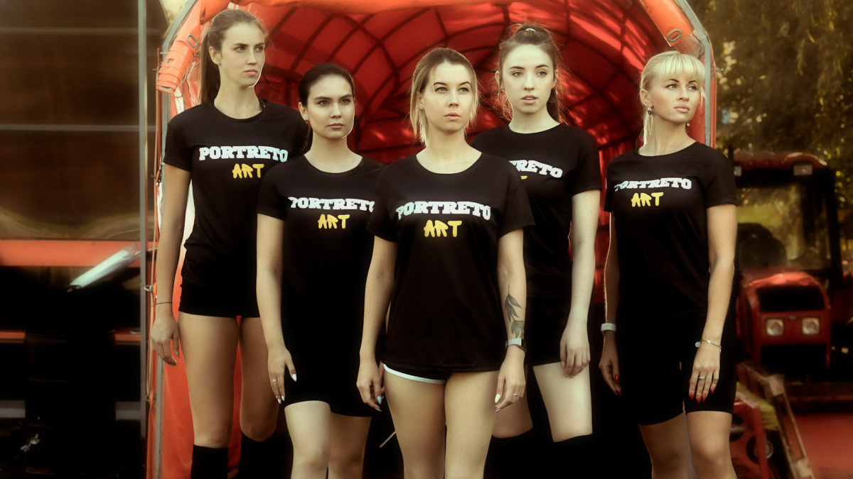 Яркие девушки бегут по футбольному полю: одна из них ловко ловит мяч в полёте, другая с очень серьёзным видом стоит на воротах… А мужчины, судя по невесёлым лицам, проиграли. Стоп, какие мужчины? Разве правила позволяют?.. Действительно, самые настоящие футболисты сразились в игре с владимирскими моделями.