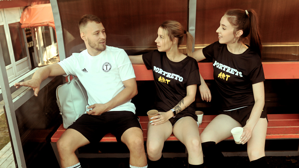 Яркие девушки бегут по футбольному полю: одна из них ловко ловит мяч в полёте, другая с очень серьёзным видом стоит на воротах… А мужчины, судя по невесёлым лицам, проиграли. Стоп, какие мужчины? Разве правила позволяют?.. Действительно, самые настоящие футболисты сразились в игре с владимирскими моделями.