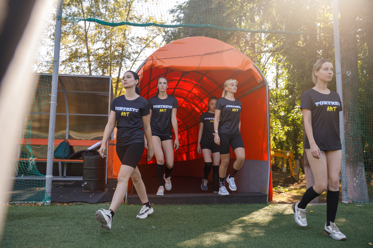 Яркие девушки бегут по футбольному полю: одна из них ловко ловит мяч в полёте, другая с очень серьёзным видом стоит на воротах… А мужчины, судя по невесёлым лицам, проиграли. Стоп, какие мужчины? Разве правила позволяют?.. Действительно, самые настоящие футболисты сразились в игре с владимирскими моделями.