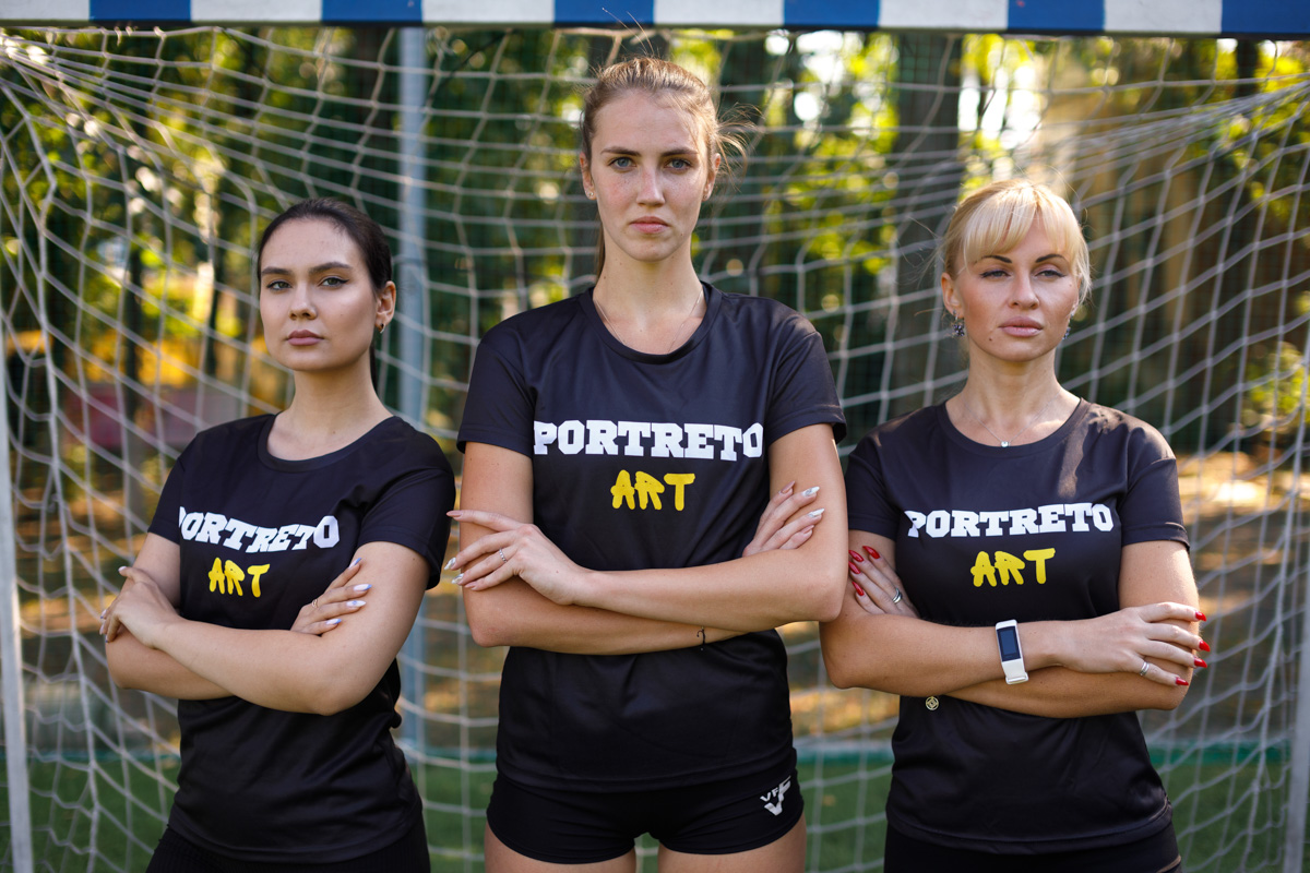 Яркие девушки бегут по футбольному полю: одна из них ловко ловит мяч в полёте, другая с очень серьёзным видом стоит на воротах… А мужчины, судя по невесёлым лицам, проиграли. Стоп, какие мужчины? Разве правила позволяют?.. Действительно, самые настоящие футболисты сразились в игре с владимирскими моделями.