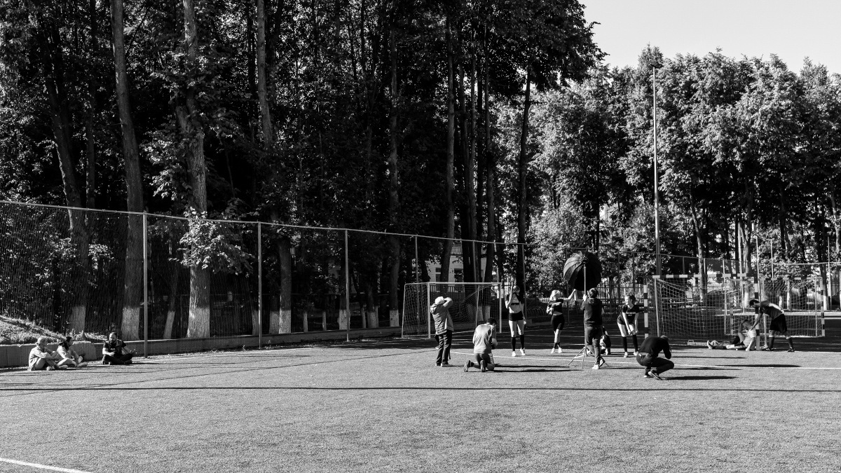 Яркие девушки бегут по футбольному полю: одна из них ловко ловит мяч в полёте, другая с очень серьёзным видом стоит на воротах… А мужчины, судя по невесёлым лицам, проиграли. Стоп, какие мужчины? Разве правила позволяют?.. Действительно, самые настоящие футболисты сразились в игре с владимирскими моделями.