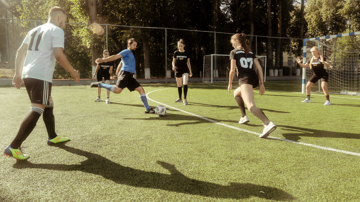 Яркие девушки бегут по футбольному полю: одна из них ловко ловит мяч в полёте, другая с очень серьёзным видом стоит на воротах… А мужчины, судя по невесёлым лицам, проиграли. Стоп, какие мужчины? Разве правила позволяют?.. Действительно, самые настоящие футболисты сразились в игре с владимирскими моделями.