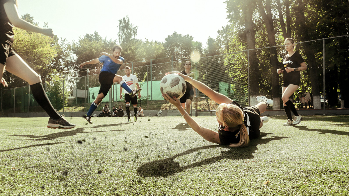 Яркие девушки бегут по футбольному полю: одна из них ловко ловит мяч в полёте, другая с очень серьёзным видом стоит на воротах… А мужчины, судя по невесёлым лицам, проиграли. Стоп, какие мужчины? Разве правила позволяют?.. Действительно, самые настоящие футболисты сразились в игре с владимирскими моделями.