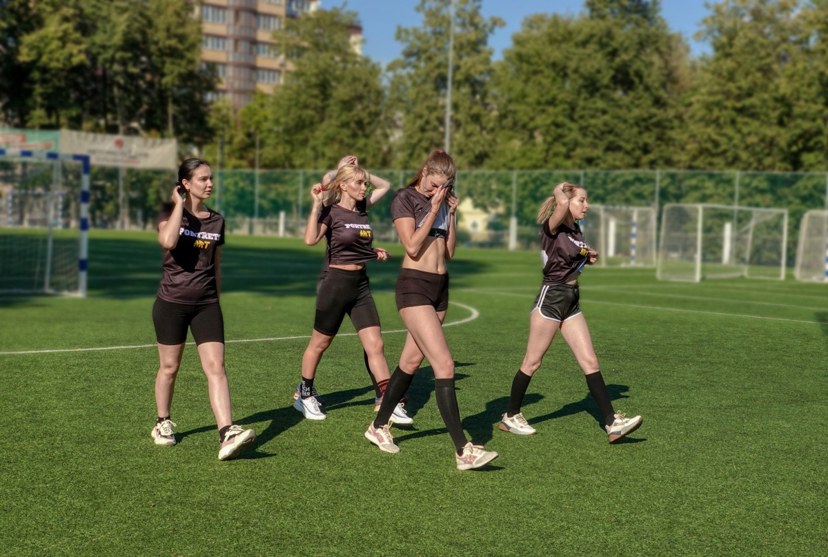 Яркие девушки бегут по футбольному полю: одна из них ловко ловит мяч в полёте, другая с очень серьёзным видом стоит на воротах… А мужчины, судя по невесёлым лицам, проиграли. Стоп, какие мужчины? Разве правила позволяют?.. Действительно, самые настоящие футболисты сразились в игре с владимирскими моделями.