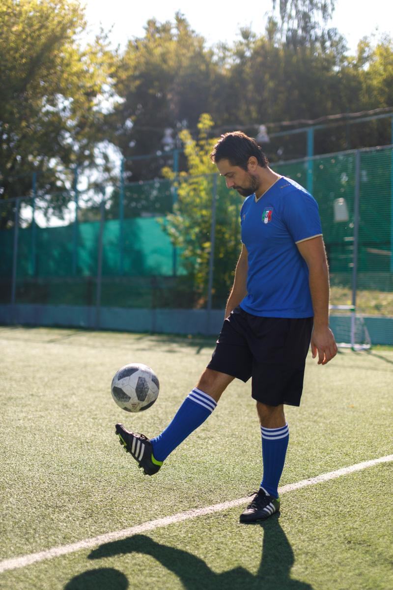 Яркие девушки бегут по футбольному полю: одна из них ловко ловит мяч в полёте, другая с очень серьёзным видом стоит на воротах… А мужчины, судя по невесёлым лицам, проиграли. Стоп, какие мужчины? Разве правила позволяют?.. Действительно, самые настоящие футболисты сразились в игре с владимирскими моделями.