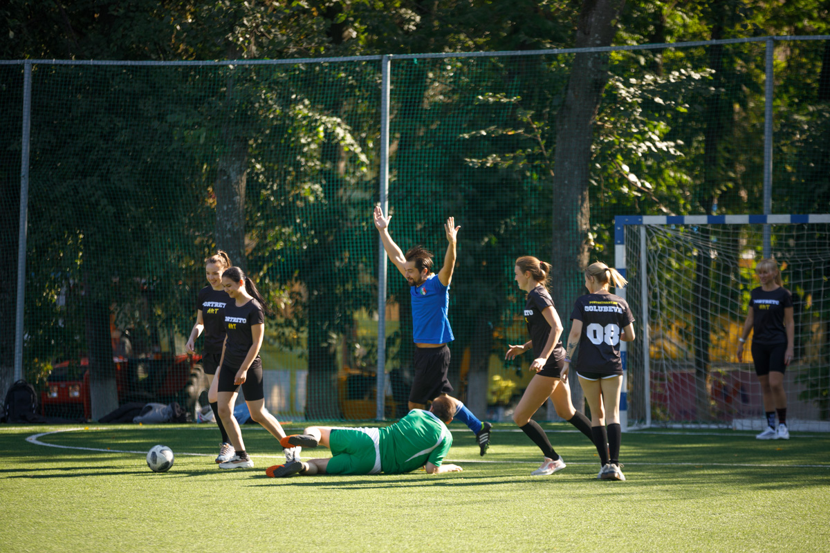 Яркие девушки бегут по футбольному полю: одна из них ловко ловит мяч в полёте, другая с очень серьёзным видом стоит на воротах… А мужчины, судя по невесёлым лицам, проиграли. Стоп, какие мужчины? Разве правила позволяют?.. Действительно, самые настоящие футболисты сразились в игре с владимирскими моделями.
