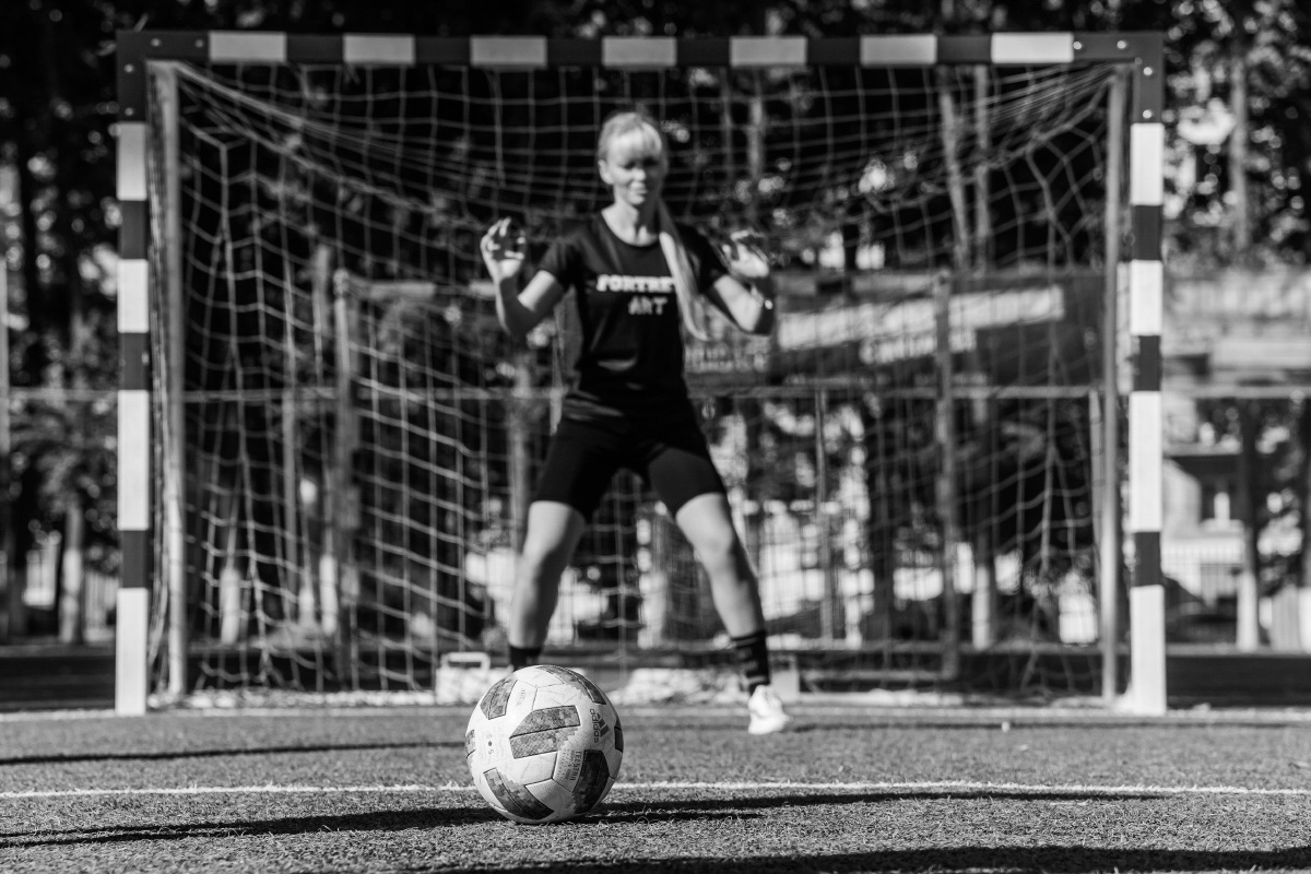 Яркие девушки бегут по футбольному полю: одна из них ловко ловит мяч в полёте, другая с очень серьёзным видом стоит на воротах… А мужчины, судя по невесёлым лицам, проиграли. Стоп, какие мужчины? Разве правила позволяют?.. Действительно, самые настоящие футболисты сразились в игре с владимирскими моделями.