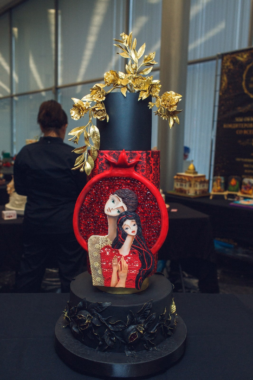 Свадебный торт может быть настоящим шедевром. Участники международного гастрономического фестиваля подтвердили это в очередной раз. Среди работ, которые отметили члены жюри, произведение искусства от жительницы Александрова Елены Сорокиной.