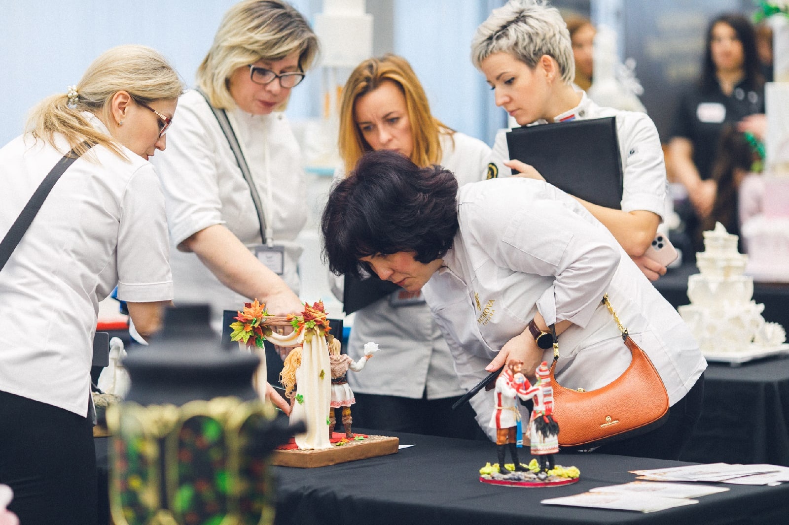 Свадебный торт может быть настоящим шедевром. Участники международного гастрономического фестиваля подтвердили это в очередной раз. Среди работ, которые отметили члены жюри, произведение искусства от жительницы Александрова Елены Сорокиной.