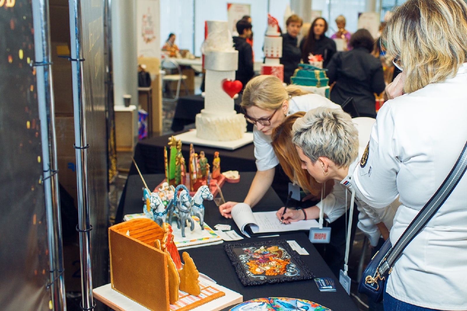 Свадебный торт может быть настоящим шедевром. Участники международного гастрономического фестиваля подтвердили это в очередной раз. Среди работ, которые отметили члены жюри, произведение искусства от жительницы Александрова Елены Сорокиной.