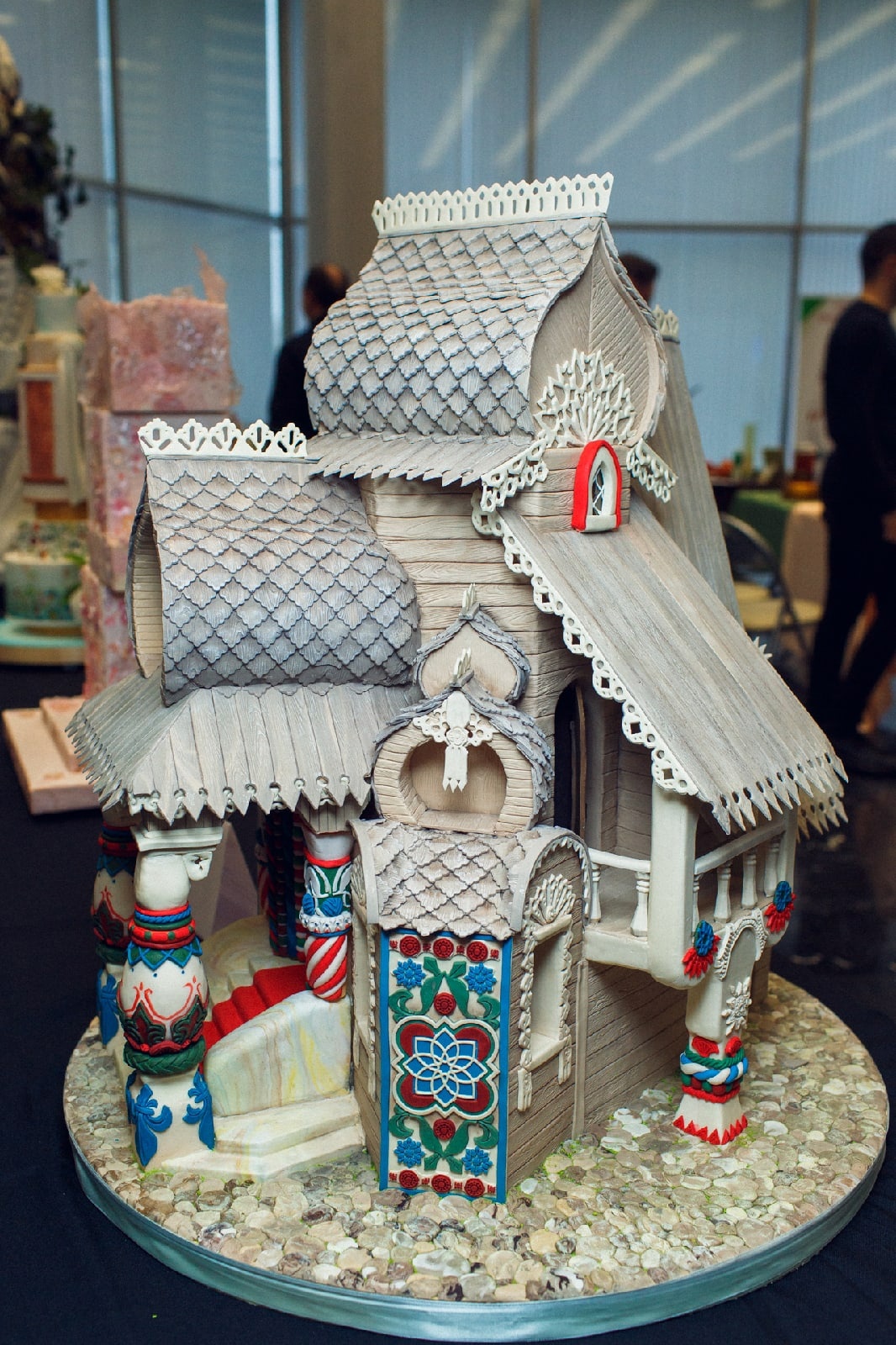 Свадебный торт может быть настоящим шедевром. Участники международного гастрономического фестиваля подтвердили это в очередной раз. Среди работ, которые отметили члены жюри, произведение искусства от жительницы Александрова Елены Сорокиной.