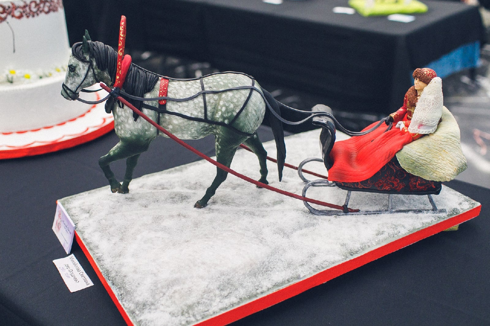 Свадебный торт может быть настоящим шедевром. Участники международного гастрономического фестиваля подтвердили это в очередной раз. Среди работ, которые отметили члены жюри, произведение искусства от жительницы Александрова Елены Сорокиной.