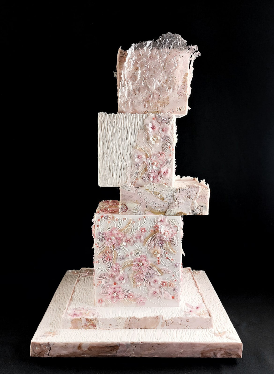 Свадебный торт может быть настоящим шедевром. Участники международного гастрономического фестиваля подтвердили это в очередной раз. Среди работ, которые отметили члены жюри, произведение искусства от жительницы Александрова Елены Сорокиной.