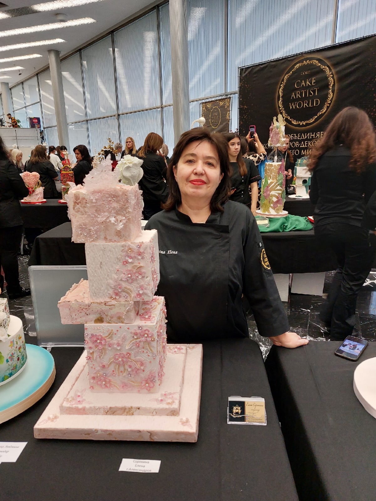 Свадебный торт может быть настоящим шедевром. Участники международного гастрономического фестиваля подтвердили это в очередной раз. Среди работ, которые отметили члены жюри, произведение искусства от жительницы Александрова Елены Сорокиной.