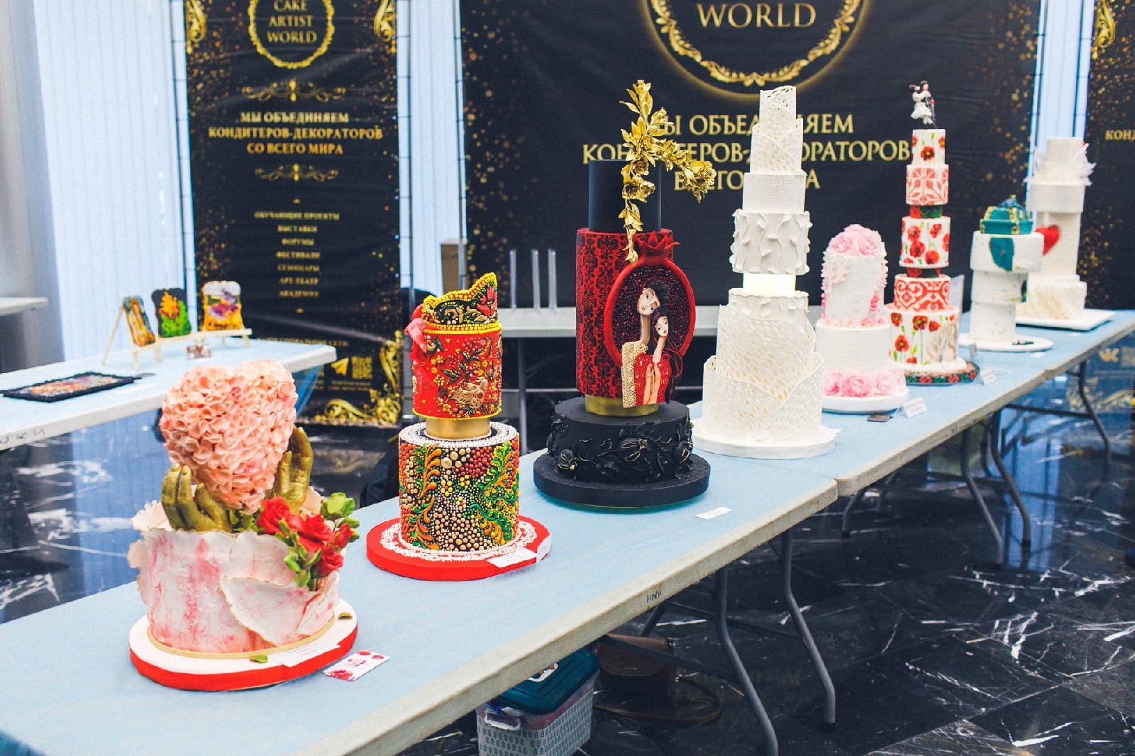Свадебный торт может быть настоящим шедевром. Участники международного гастрономического фестиваля подтвердили это в очередной раз. Среди работ, которые отметили члены жюри, произведение искусства от жительницы Александрова Елены Сорокиной.