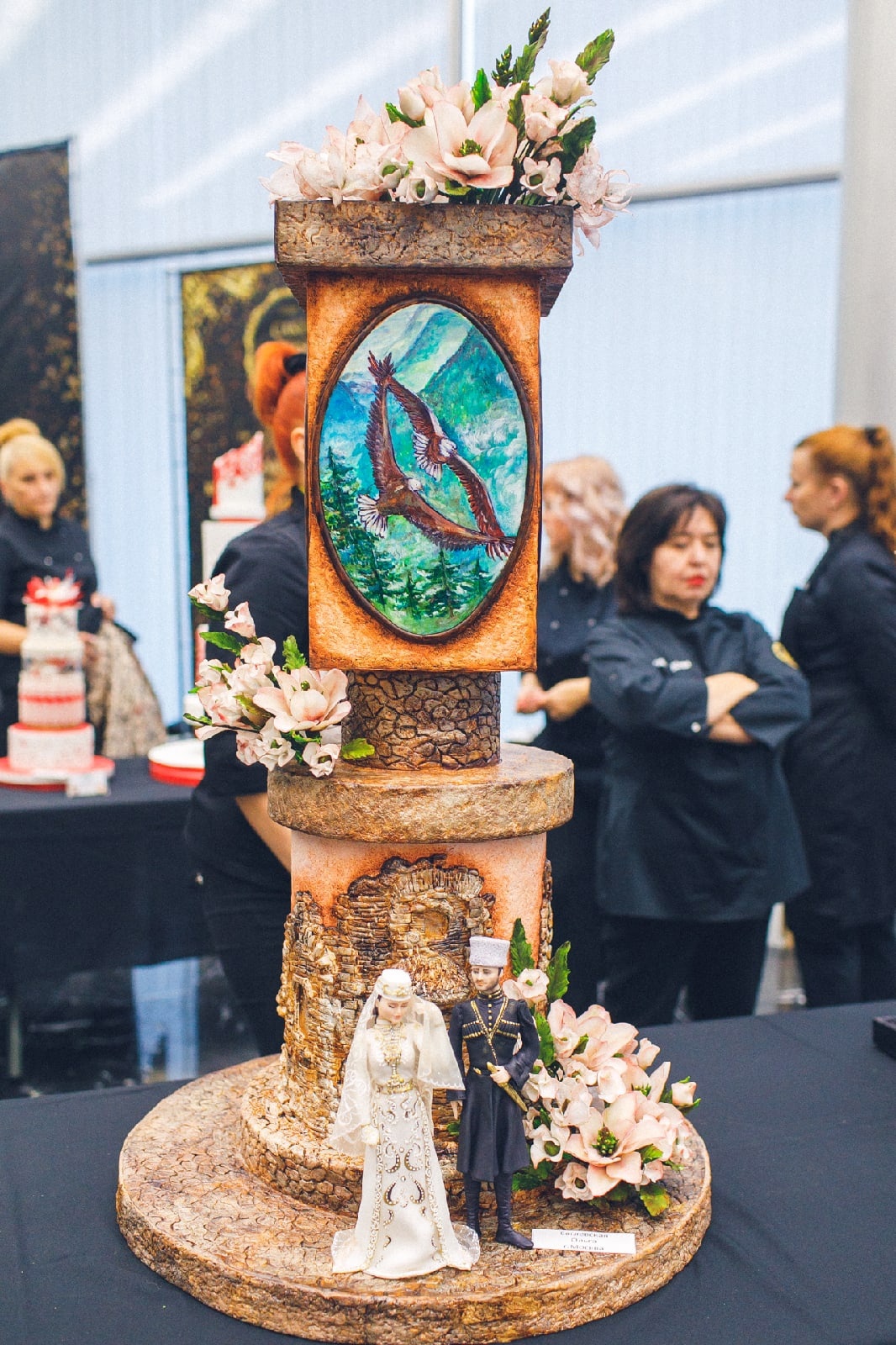 Свадебный торт может быть настоящим шедевром. Участники международного гастрономического фестиваля подтвердили это в очередной раз. Среди работ, которые отметили члены жюри, произведение искусства от жительницы Александрова Елены Сорокиной.