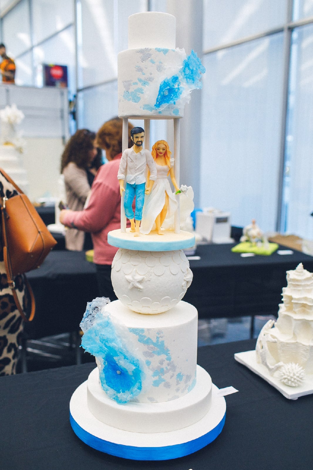 Свадебный торт может быть настоящим шедевром. Участники международного гастрономического фестиваля подтвердили это в очередной раз. Среди работ, которые отметили члены жюри, произведение искусства от жительницы Александрова Елены Сорокиной.