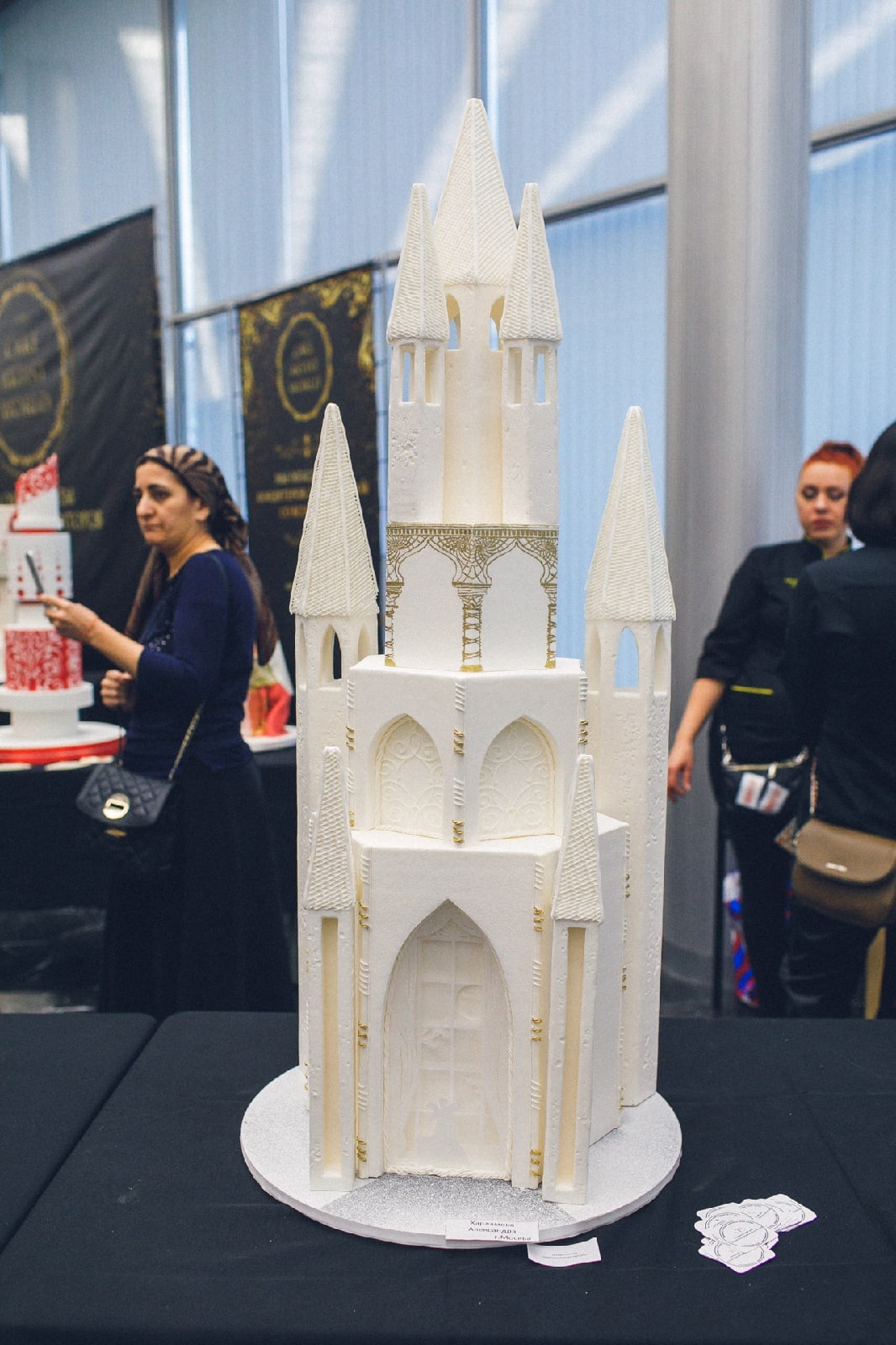 Свадебный торт может быть настоящим шедевром. Участники международного гастрономического фестиваля подтвердили это в очередной раз. Среди работ, которые отметили члены жюри, произведение искусства от жительницы Александрова Елены Сорокиной.