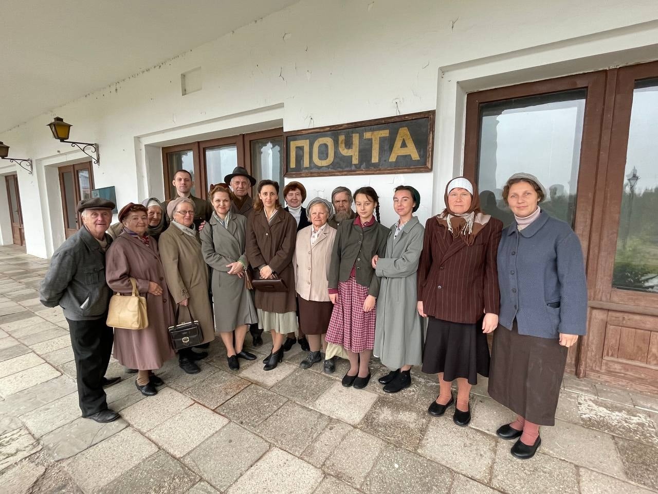 Съемки мини-сериала «Птица счастья» подошли к концу. Большую часть сцен отсняли в Суздале. В кадр попали Княжеский корпус Пушкарской слободы и Торговые ряды. Последней локацией стали окрестности деревни Погребищи Судогодского района. Участие в массовке и эпизодах приняли многие жители Владимирской области. Некоторые из них поделились впечатлениями о съемках.