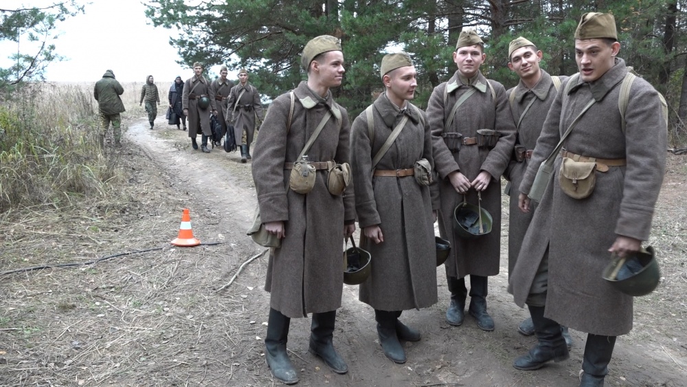 Съемки мини-сериала «Птица счастья» подошли к концу. Большую часть сцен отсняли в Суздале. В кадр попали Княжеский корпус Пушкарской слободы и Торговые ряды. Последней локацией стали окрестности деревни Погребищи Судогодского района. Участие в массовке и эпизодах приняли многие жители Владимирской области. Некоторые из них поделились впечатлениями о съемках.