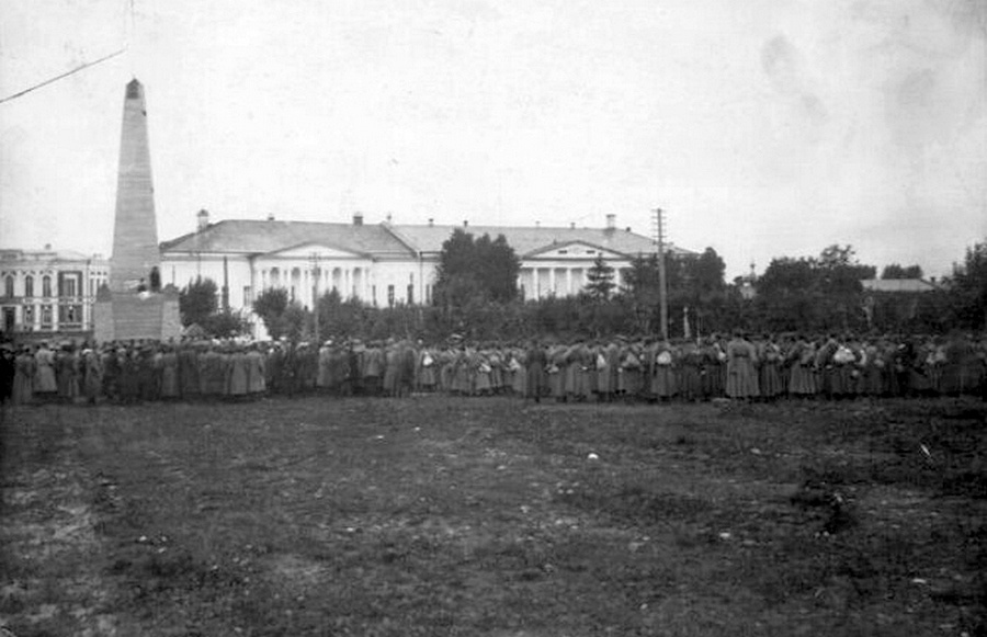 30 октября 1960 года был торжественно открыт памятник в честь 850-летия города Владимира. Несмотря на монументальность 22-метровой юбилейной композиции, владимирцы насмешливо называют ее «три лентяя» или «трое непьющих». Возможно, и потому, что эта она заняла «чужое» место.