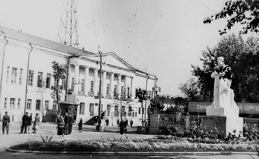 30 октября 1960 года был торжественно открыт памятник в честь 850-летия города Владимира. Несмотря на монументальность 22-метровой юбилейной композиции, владимирцы насмешливо называют ее «три лентяя» или «трое непьющих». Возможно, и потому, что эта она заняла «чужое» место.