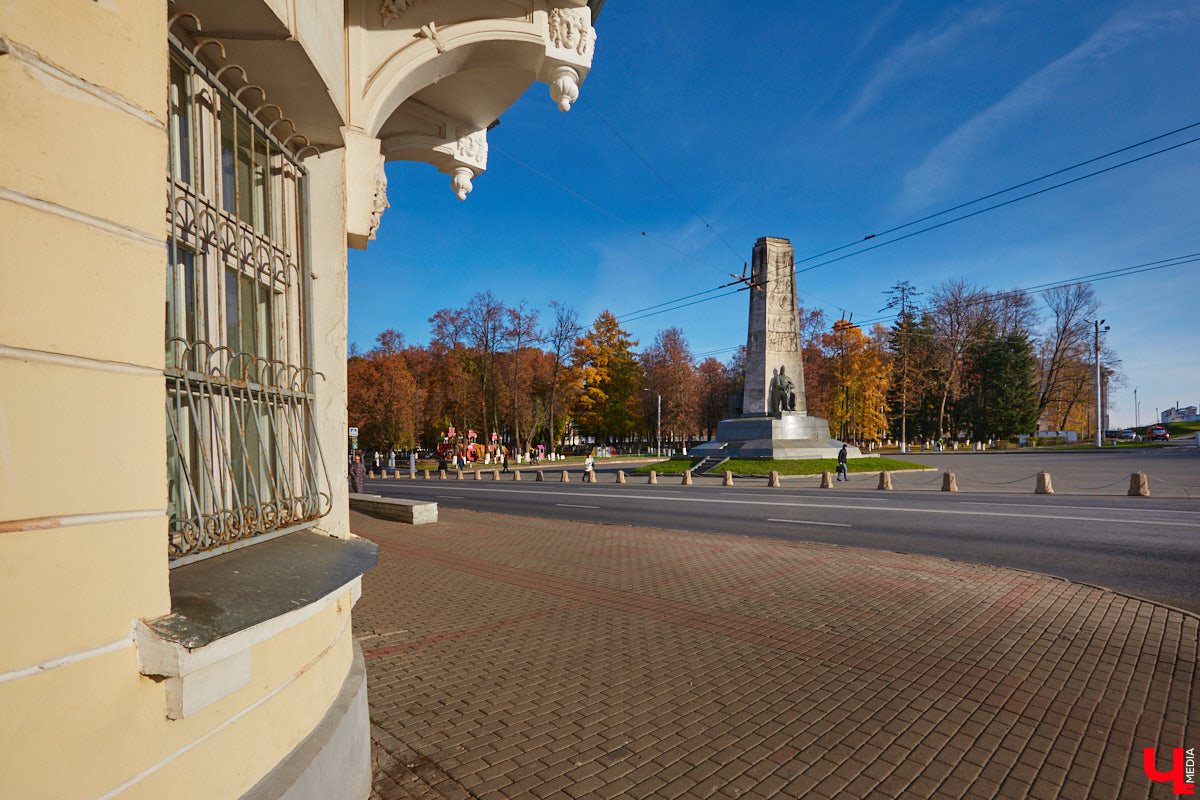 30 октября 1960 года был торжественно открыт памятник в честь 850-летия города Владимира. Несмотря на монументальность 22-метровой юбилейной композиции, владимирцы насмешливо называют ее «три лентяя» или «трое непьющих». Возможно, и потому, что эта она заняла «чужое» место.