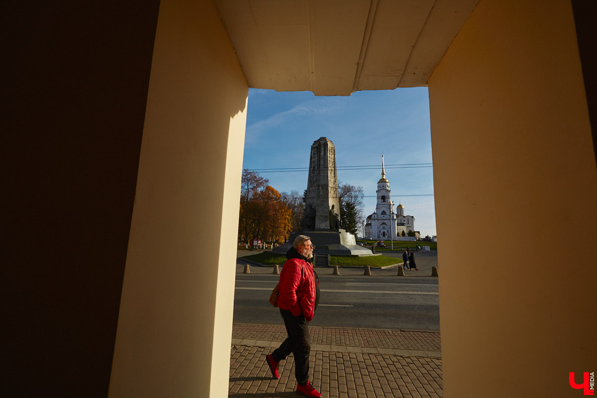 30 октября 1960 года был торжественно открыт памятник в честь 850-летия города Владимира. Несмотря на монументальность 22-метровой юбилейной композиции, владимирцы насмешливо называют ее «три лентяя» или «трое непьющих». Возможно, и потому, что эта она заняла «чужое» место.
