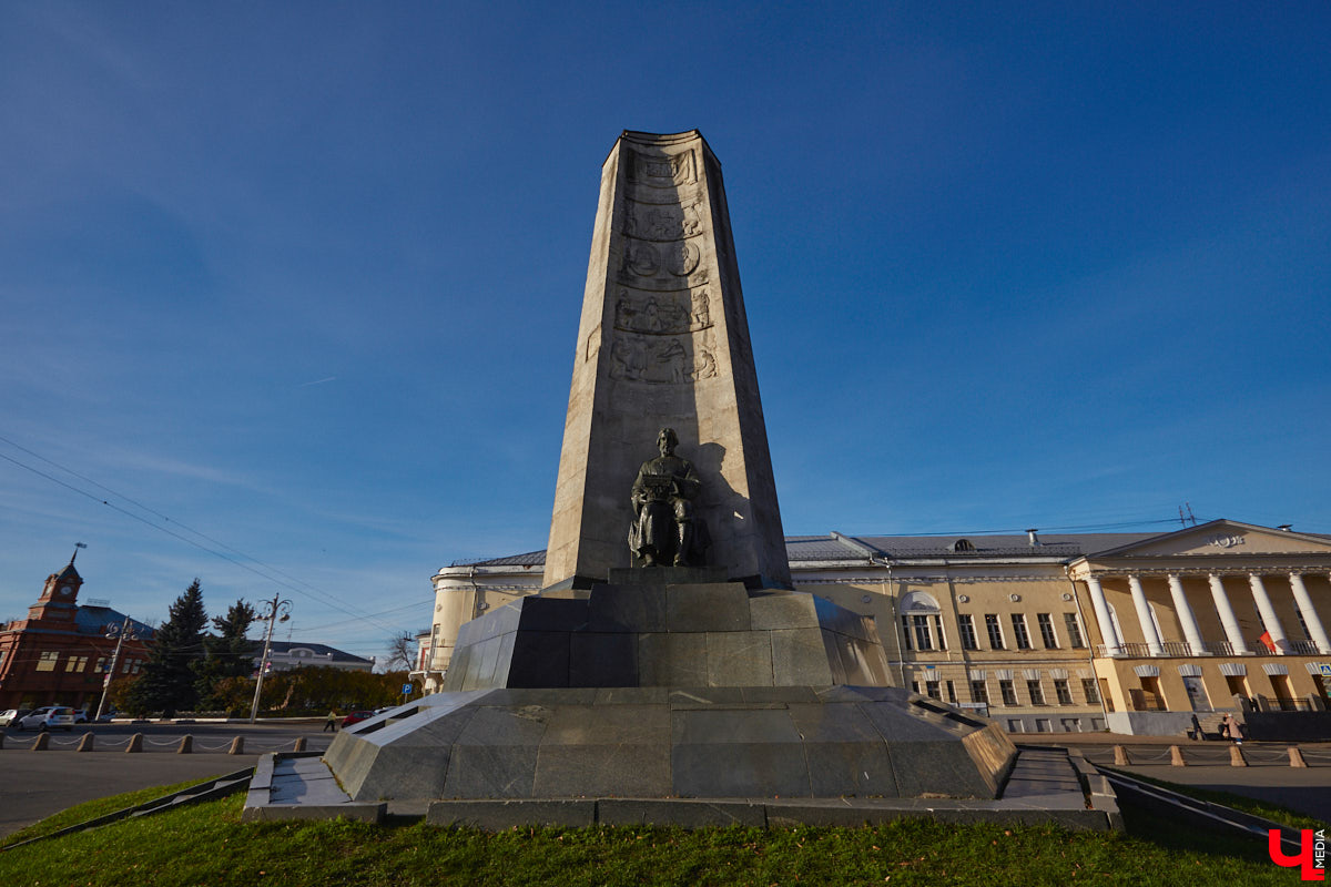 30 октября 1960 года был торжественно открыт памятник в честь 850-летия города Владимира. Несмотря на монументальность 22-метровой юбилейной композиции, владимирцы насмешливо называют ее «три лентяя» или «трое непьющих». Возможно, и потому, что эта она заняла «чужое» место.