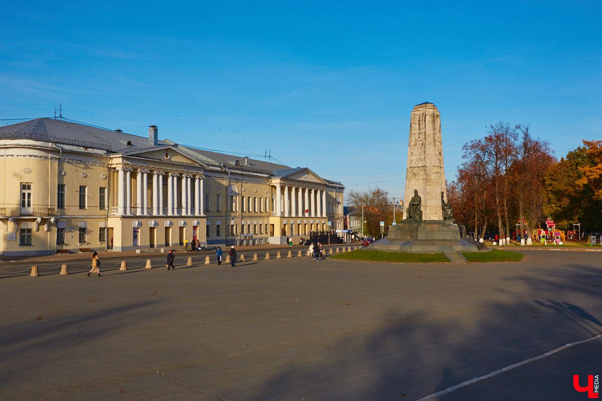 30 октября 1960 года был торжественно открыт памятник в честь 850-летия города Владимира. Несмотря на монументальность 22-метровой юбилейной композиции, владимирцы насмешливо называют ее «три лентяя» или «трое непьющих». Возможно, и потому, что эта она заняла «чужое» место.