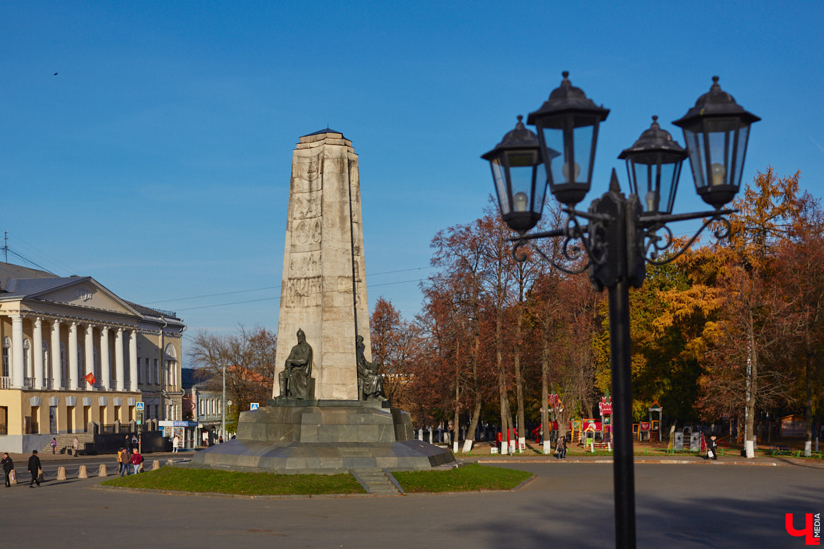 30 октября 1960 года был торжественно открыт памятник в честь 850-летия города Владимира. Несмотря на монументальность 22-метровой юбилейной композиции, владимирцы насмешливо называют ее «три лентяя» или «трое непьющих». Возможно, и потому, что эта она заняла «чужое» место.