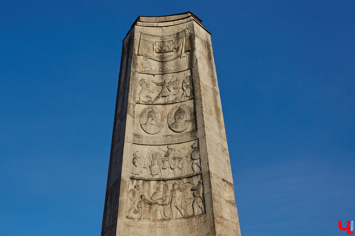 30 октября 1960 года был торжественно открыт памятник в честь 850-летия города Владимира. Несмотря на монументальность 22-метровой юбилейной композиции, владимирцы насмешливо называют ее «три лентяя» или «трое непьющих». Возможно, и потому, что эта она заняла «чужое» место.